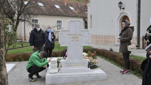 НА ГРОБУ ПАВЛА СЕ МОЛИЛИ ЗА ИРИНЕЈА: Свеће и сузе за оба поглавара, верници поручују - Велики је крст који носи наш патријарх НА ГРОБУ ПАВЛА СЕ МОЛИЛИ ЗА ИРИНЕЈА: Свеће и сузе за оба поглавара, верници поручују - Велики је крст који носи наш патријарх