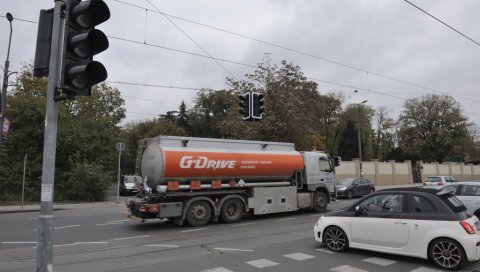 КРУПАН КВАР ПРАВИ ЗАСТОЈЕ: Не раде семафори на углу улица Мије Ковачевића и Чарлија Чаплина, стварају се гужве КРУПАН КВАР ПРАВИ ЗАСТОЈЕ: Не раде семафори на углу улица Мије Ковачевића и Чарлија Чаплина, стварају се гужве