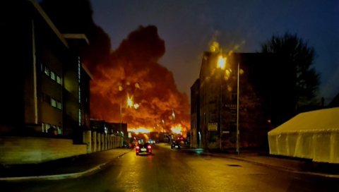 ЗАТВОРЕНЕ ШКОЛЕ, ОБУСТАВЉЕН САОБРАЋАЈ: У Бредфорду се запалиле хиљаде гума ЗАТВОРЕНЕ ШКОЛЕ, ОБУСТАВЉЕН САОБРАЋАЈ: У Бредфорду се запалиле хиљаде гума