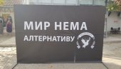 МИР НЕМА АЛТЕРНАТИВУ: Млади из Омладинског центра Грачанице одговорили контрабилбордом МИР НЕМА АЛТЕРНАТИВУ: Млади из Омладинског центра Грачанице одговорили контрабилбордом