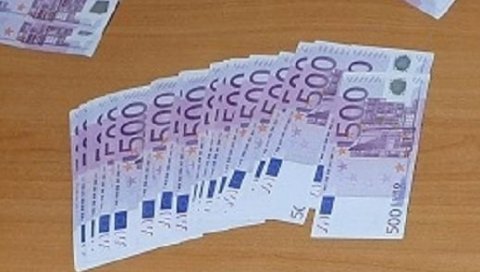 КО СЕ САМОИЗОЛУЈЕ, ДОБИЈЕ 500 ЕВРА: Енглеска плаћа грађанима да остану у карантину КО СЕ САМОИЗОЛУЈЕ, ДОБИЈЕ 500 ЕВРА: Енглеска плаћа грађанима да остану у карантину