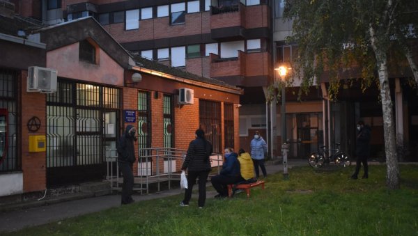 РАСТЕ БРОЈ ЗАРАЖЕНИХ У КИКИНДИ: Отворена трећа ковид амбуланта у Микронасељу (ФОТО) РАСТЕ БРОЈ ЗАРАЖЕНИХ У КИКИНДИ: Отворена трећа ковид амбуланта у Микронасељу (ФОТО)