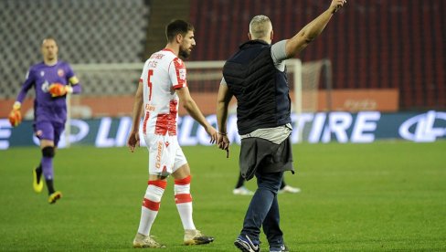 SKANDAL NA MARAKANI: Navijači upali na stadion, Šavija došao do klupe (FOTO) SKANDAL NA MARAKANI: Navijači upali na stadion, Šavija došao do klupe (FOTO)