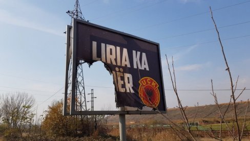 ПОСЛЕ ПРОВОКАЦИЈЕ У ГРАЧАНИЦИ: Запаљен билборд са амблемом “УЧК” ПОСЛЕ ПРОВОКАЦИЈЕ У ГРАЧАНИЦИ: Запаљен билборд са амблемом “УЧК”