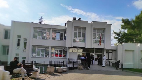 ZARAŽENO 5 LEKARA I 14 MEDICINSKIH SESTARA: U Opštoj bolnici Bar na virus korona pozitivno 22 zaposlenih ZARAŽENO 5 LEKARA I 14 MEDICINSKIH SESTARA: U Opštoj bolnici Bar na virus korona pozitivno 22 zaposlenih