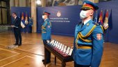 ZLATNE MEDALJE ZA ZASLUGE Vučić uručio ordenje oficirima i podoficirima Vojske Srbije ZLATNE MEDALJE ZA ZASLUGE Vučić uručio ordenje oficirima i podoficirima Vojske Srbije