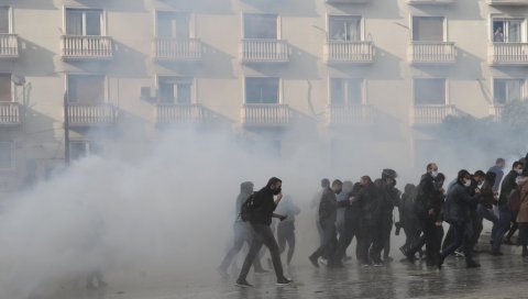 СУЗАВАЦ И ШОК БОМБЕ Сукоби демонстраната и полиције у Атини (ФОТО) СУЗАВАЦ И ШОК БОМБЕ Сукоби демонстраната и полиције у Атини (ФОТО)