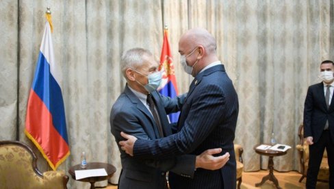 PUTIN ODLIKOVAO MINISTRA POPOVIĆA: Spomen-medalja “75 godina pobede u Drugom svetskom ratu” PUTIN ODLIKOVAO MINISTRA POPOVIĆA: Spomen-medalja “75 godina pobede u Drugom svetskom ratu”