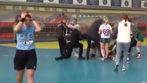 ХАОС У УКРАЈИНИ: Општа туча рукометашица, судија у неверици (ВИДЕО) ХАОС У УКРАЈИНИ: Општа туча рукометашица, судија у неверици (ВИДЕО)