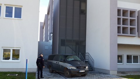 СА ДРУГОГ СПРАТА СКОЧИЛА У СМРТ: Детаљи самоубиства пацијенткиње С. Д. које је потресло Универзитетски клинички центар Српске СА ДРУГОГ СПРАТА СКОЧИЛА У СМРТ: Детаљи самоубиства пацијенткиње С. Д. које је потресло Универзитетски клинички центар Српске