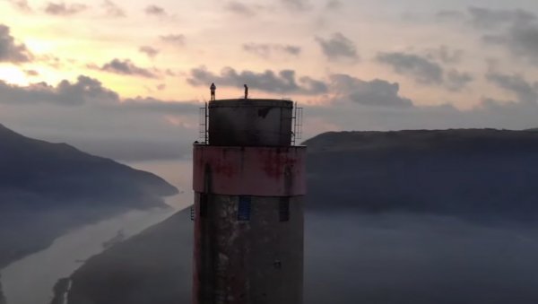 НИЈЕ ЗА ОНЕ СА СЛАБИМ СРЦЕМ: Младић (19) се попео на димњак висок 340 метара, све је снимио дроном (ВИДЕО) НИЈЕ ЗА ОНЕ СА СЛАБИМ СРЦЕМ: Младић (19) се попео на димњак висок 340 метара, све је снимио дроном (ВИДЕО)