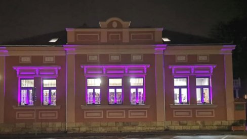 СВИЛАЈНАЦ ОБЕЛЕЖИО ДАН ПРЕВРЕМЕНО РОЂЕНИХ БЕБА: Три установе синоћ блистале љубичасто СВИЛАЈНАЦ ОБЕЛЕЖИО ДАН ПРЕВРЕМЕНО РОЂЕНИХ БЕБА: Три установе синоћ блистале љубичасто