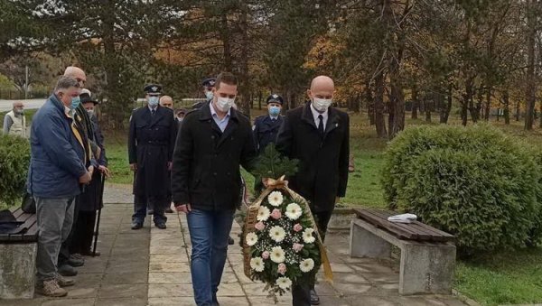 СЕЋАЊЕ НА ЂАКЕ КАПЛАРЕ: Венци крај споменика у Крагујевцу СЕЋАЊЕ НА ЂАКЕ КАПЛАРЕ: Венци крај споменика у Крагујевцу