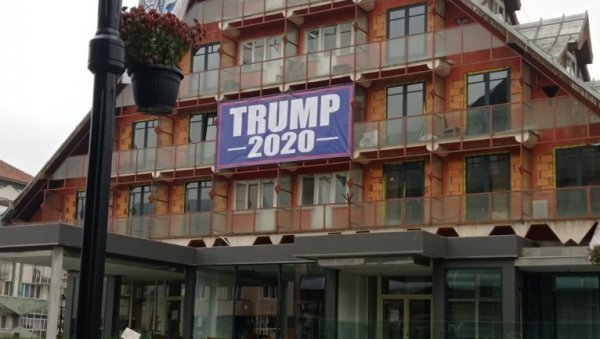 ОКАЧИО ОГРОМАН ТРАНСПАРЕНТ НА СВОЈ ХОТЕЛ: Подршка Доналду Трампу стиже из Пљеваља ОКАЧИО ОГРОМАН ТРАНСПАРЕНТ НА СВОЈ ХОТЕЛ: Подршка Доналду Трампу стиже из Пљеваља