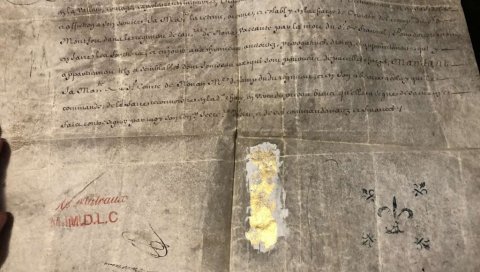 ОРИГИНАЛНА ПОВЕЉА: Овако изгледа златни печат и потпис краља Луја XIV који се налази у Србији (ФОТО) ОРИГИНАЛНА ПОВЕЉА: Овако изгледа златни печат и потпис краља Луја XIV који се налази у Србији (ФОТО)