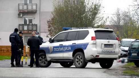 IZBACILI MRTVOG DRUGA IZ STANA : U Kotežu pronađeno beživotno telo muškarca, izneli ga iz zgrade i ostavili da leži! IZBACILI MRTVOG DRUGA IZ STANA : U Kotežu pronađeno beživotno telo muškarca, izneli ga iz zgrade i ostavili da leži!