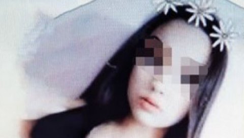 НИСИ БИЛА САМА, БИЛА СИ ВОЉЕНА: На месту где је погинула Андријана М. (17), њени другови поручили - окупљаћемо се све док не изместе пругу НИСИ БИЛА САМА, БИЛА СИ ВОЉЕНА: На месту где је погинула Андријана М. (17), њени другови поручили - окупљаћемо се све док не изместе пругу