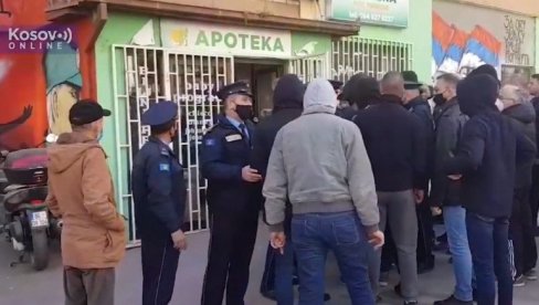 ХАОС ИСПРЕД АПОТЕКЕ У СЕВЕРНОЈ МИТРОВИЦИ: Полиција покушала да заплени лекове, окупио се велики број грађана (ВИДЕО) ХАОС ИСПРЕД АПОТЕКЕ У СЕВЕРНОЈ МИТРОВИЦИ: Полиција покушала да заплени лекове, окупио се велики број грађана (ВИДЕО)