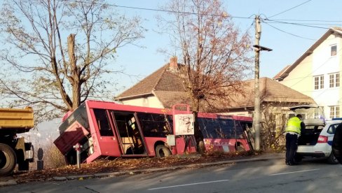 LASTIN AUTOBUS SLETEO SA PUTA: Skrenuo u suprotnu traku i udario u automobil! Ima povređenih LASTIN AUTOBUS SLETEO SA PUTA: Skrenuo u suprotnu traku i udario u automobil! Ima povređenih