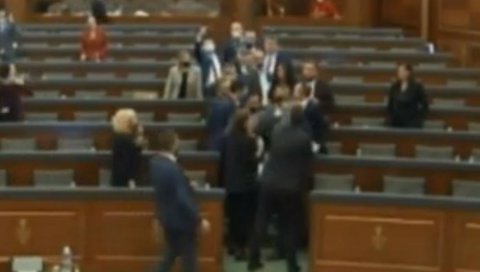 ТУЧА У ОДМЕТНИЧКОЈ СКУПШТИНИ У ПРИШТИНИ: Седница о несталим особама прекинута након обрачуна (ВИДЕО) ТУЧА У ОДМЕТНИЧКОЈ СКУПШТИНИ У ПРИШТИНИ: Седница о несталим особама прекинута након обрачуна (ВИДЕО)