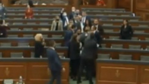 TUČA U ODMETNIČKOJ SKUPŠTINI U PRIŠTINI: Sednica o nestalim osobama prekinuta nakon obračuna (VIDEO) TUČA U ODMETNIČKOJ SKUPŠTINI U PRIŠTINI: Sednica o nestalim osobama prekinuta nakon obračuna (VIDEO)