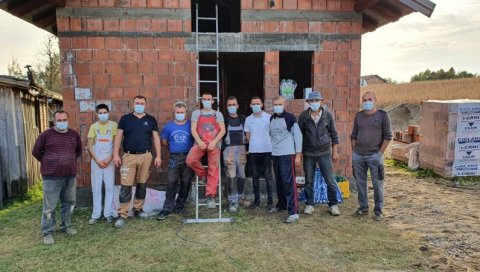 ПОДИГЛИ НОВИ ДОМ САБОРЦУ: За 18 дана озидана кућа за бившег борца ВРС Славка Рудника из села Горњи Срђевићи ПОДИГЛИ НОВИ ДОМ САБОРЦУ: За 18 дана озидана кућа за бившег борца ВРС Славка Рудника из села Горњи Срђевићи