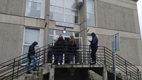 БРОЈ ПАЦИЈЕНАТА СА РЕСПИРАТОРНИМ ПРОБЛЕМИМА У ПАРАЋИНУ И ДАЉЕ РАСТЕ : Ковид амбуланта пресељена у посебну зграду БРОЈ ПАЦИЈЕНАТА СА РЕСПИРАТОРНИМ ПРОБЛЕМИМА У ПАРАЋИНУ И ДАЉЕ РАСТЕ : Ковид амбуланта пресељена у посебну зграду