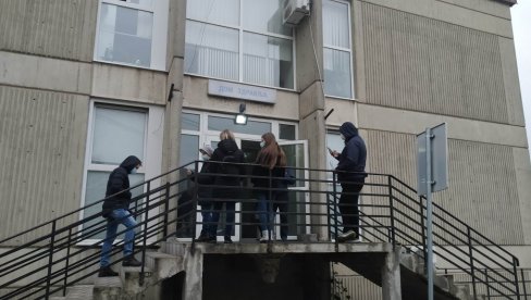 БРОЈ ПАЦИЈЕНАТА СА РЕСПИРАТОРНИМ ПРОБЛЕМИМА У ПАРАЋИНУ И ДАЉЕ РАСТЕ : Ковид амбуланта пресељена у посебну зграду БРОЈ ПАЦИЈЕНАТА СА РЕСПИРАТОРНИМ ПРОБЛЕМИМА У ПАРАЋИНУ И ДАЉЕ РАСТЕ : Ковид амбуланта пресељена у посебну зграду