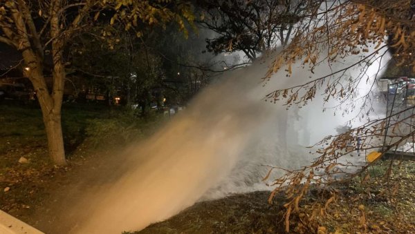 ГЕЈЗИР У КУМОДРАШКОЈ УЛИЦИ: Пукла водоводна цев, шикља вода на све стране (ФОТО/ВИДЕО) ГЕЈЗИР У КУМОДРАШКОЈ УЛИЦИ: Пукла водоводна цев, шикља вода на све стране (ФОТО/ВИДЕО)