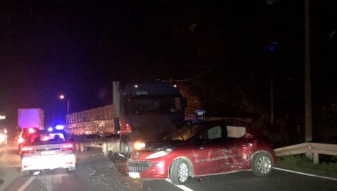 САОБРАЋАЈКА НА ИБАРСКОЈ: Судар камиона и пежоа, саобраћај у застоју, од силине ударца ауто се заротирао САОБРАЋАЈКА НА ИБАРСКОЈ: Судар камиона и пежоа, саобраћај у застоју, од силине ударца ауто се заротирао