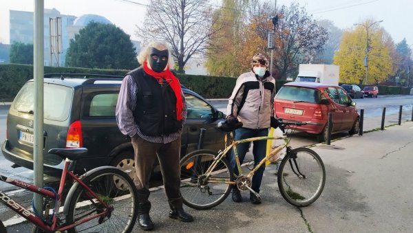 ОД ХИРУРШКЕ ДО КАРНЕВАЛСКЕ МАСКЕ: На необичне начине начине лече се од вируса корона ОД ХИРУРШКЕ ДО КАРНЕВАЛСКЕ МАСКЕ: На необичне начине начине лече се од вируса корона