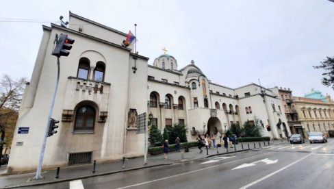 У ТОКУ ЗАСЕДАЊЕ СИНОДА: Заставе спуштене на пола копља на зградама Патријаршије и Саборне цркве (ВИДЕО) У ТОКУ ЗАСЕДАЊЕ СИНОДА: Заставе спуштене на пола копља на зградама Патријаршије и Саборне цркве (ВИДЕО)