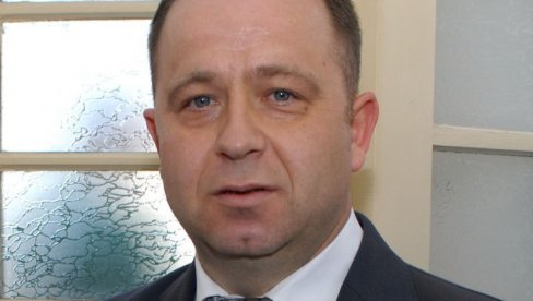 МАКСИМОВИЋ ЗНА И УМЕ: Одликовање директору бијељинске болнице МАКСИМОВИЋ ЗНА И УМЕ: Одликовање директору бијељинске болнице