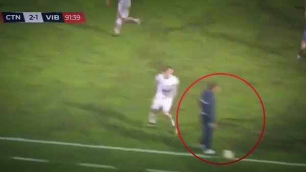 ИТАЛИЈАН КАО МУРИЊО: Тренер трећелигаша одузео лопту противничком играчу и спречио контру ИТАЛИЈАН КАО МУРИЊО: Тренер трећелигаша одузео лопту противничком играчу и спречио контру