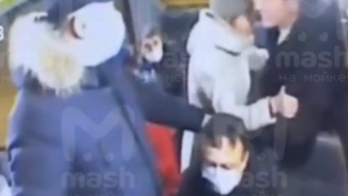 УБИЈЕН ЈЕР ЈЕ ТРАЖИО ДА СТАВЕ МАСКУ: Крвави обрачун у превозу због епидемиолошких мера (УЗНЕМИРУЈУЋИ ВИДЕО) УБИЈЕН ЈЕР ЈЕ ТРАЖИО ДА СТАВЕ МАСКУ: Крвави обрачун у превозу због епидемиолошких мера (УЗНЕМИРУЈУЋИ ВИДЕО)