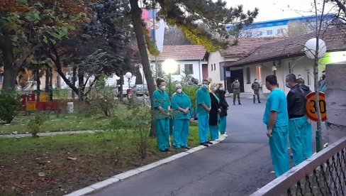 IZAŠLI DA POZDRAVE SVOG PATRIJARHA: Lekari se okupili ispred VMC Karaburma - potresan prizor (FOTO) IZAŠLI DA POZDRAVE SVOG PATRIJARHA: Lekari se okupili ispred VMC Karaburma - potresan prizor (FOTO)