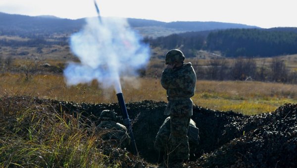 КОЛИКО ЈЕ ТО МОЋНО ОРУЖЈЕ: Војници на обуци у гађању минобацачима (ФОТО/ВИДЕО) КОЛИКО ЈЕ ТО МОЋНО ОРУЖЈЕ: Војници на обуци у гађању минобацачима (ФОТО/ВИДЕО)