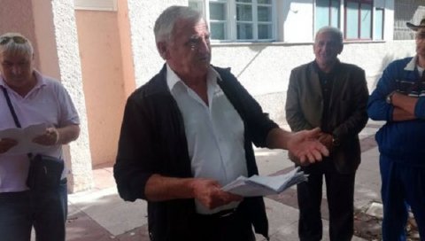 ИСПЛАТА ПО ЛЕКС СПЕЦИЈАЛИСУ: Бивши радници Комбината алуминијума опет испред зграде Владе траже отпремнине ИСПЛАТА ПО ЛЕКС СПЕЦИЈАЛИСУ: Бивши радници Комбината алуминијума опет испред зграде Владе траже отпремнине