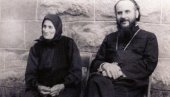 УСПОМЕНА ИЗ МЛАДОСТИ: СПЦ објавила дирљиву фотографију патријарха Иринеја са мајком УСПОМЕНА ИЗ МЛАДОСТИ: СПЦ објавила дирљиву фотографију патријарха Иринеја са мајком