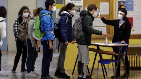 УЧЕЊЕ У ШКОЛИ И ОНЛАЈН: Од сутра комбинована настава у Крагујевцу и Великом Градишту УЧЕЊЕ У ШКОЛИ И ОНЛАЈН: Од сутра комбинована настава у Крагујевцу и Великом Градишту