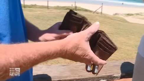 ČOVEK PRONAŠAO NOVČANIK KOJI JE IZGUBIO PRE 26 GODINA: Kad je pogledao unutra, ostao je bez reči! (VIDEO) ČOVEK PRONAŠAO NOVČANIK KOJI JE IZGUBIO PRE 26 GODINA: Kad je pogledao unutra, ostao je bez reči! (VIDEO)