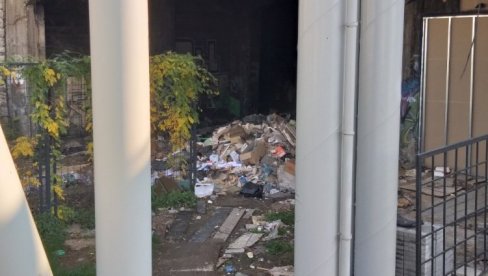 PASARELA OKRUŽENA SMEĆEM: Za uređenje prostora nadležne Kalemegdanska tvrđava i Beton hala, a đubre niko ne odnosi PASARELA OKRUŽENA SMEĆEM: Za uređenje prostora nadležne Kalemegdanska tvrđava i Beton hala, a đubre niko ne odnosi