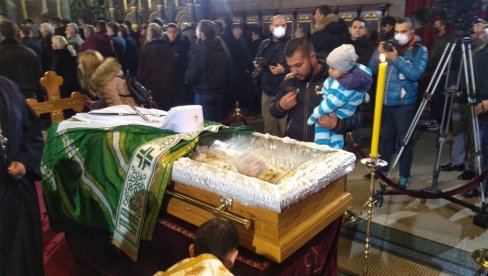 НАРОД ПАДАО НА КОЛЕНА: Људи целивали одар патријарха, призори из Саборне цркве које нисте видели (ВИДЕО) НАРОД ПАДАО НА КОЛЕНА: Људи целивали одар патријарха, призори из Саборне цркве које нисте видели (ВИДЕО)