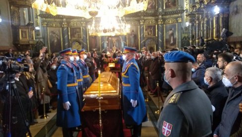 NERASKIDIVA VEZA VOJSKE I CRKVE: Pogledajte kako gardisti odaju počast patrijarhu Irineju (FOTO) NERASKIDIVA VEZA VOJSKE I CRKVE: Pogledajte kako gardisti odaju počast patrijarhu Irineju (FOTO)