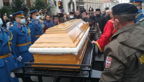 ПОГЛЕДАЈТЕ ТРЕНУТАК КАДА ОДВОЗЕ ПАТРИЈАРХА: Иринејево тело из Саборне цркве изнела Гарда Војске Србије (ФОТО/ВИДЕО) ПОГЛЕДАЈТЕ ТРЕНУТАК КАДА ОДВОЗЕ ПАТРИЈАРХА: Иринејево тело из Саборне цркве изнела Гарда Војске Србије (ФОТО/ВИДЕО)