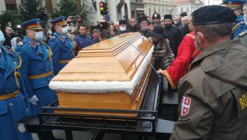 ПОГЛЕДАЈТЕ ТРЕНУТАК КАДА ОДВОЗЕ ПАТРИЈАРХА: Иринејево тело из Саборне цркве изнела Гарда Војске Србије (ФОТО/ВИДЕО) ПОГЛЕДАЈТЕ ТРЕНУТАК КАДА ОДВОЗЕ ПАТРИЈАРХА: Иринејево тело из Саборне цркве изнела Гарда Војске Србије (ФОТО/ВИДЕО)
