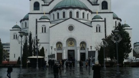 ПРИЗОР ИСПРЕД ХРАМА: Верници дочекали земне остатке патријарха Иринеја док су звонила звона (ФОТО/ВИДЕО) ПРИЗОР ИСПРЕД ХРАМА: Верници дочекали земне остатке патријарха Иринеја док су звонила звона (ФОТО/ВИДЕО)