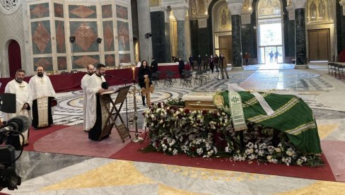 ИСПРАЋАЈ СРПСКОГ ПАТРИЈАРХА ИРИНЕЈА: Ковчег положен на постамент од цвећа! Верници плачу над телом преминулог патријарха (ФОТО/ВИДЕО) ИСПРАЋАЈ СРПСКОГ ПАТРИЈАРХА ИРИНЕЈА: Ковчег положен на постамент од цвећа! Верници плачу над телом преминулог патријарха (ФОТО/ВИДЕО)