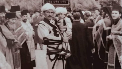 ФОТОГРАФИЈА ИЗ МЛАДОСТИ КАО ДОКАЗ: Дубока и нераскидива веза патријарха Иринеја са Косметом (ФОТО) ФОТОГРАФИЈА ИЗ МЛАДОСТИ КАО ДОКАЗ: Дубока и нераскидива веза патријарха Иринеја са Косметом (ФОТО)