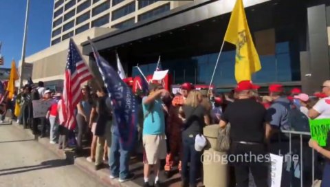ТРАМПОВЕ ПРИСТАЛИЦЕ ИЗАШЛЕ НА УЛИЦУ: Учинимо Америку поново великом (ВИДЕО) ТРАМПОВЕ ПРИСТАЛИЦЕ ИЗАШЛЕ НА УЛИЦУ: Учинимо Америку поново великом (ВИДЕО)